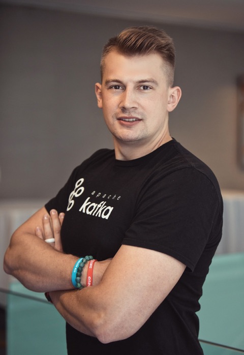 Viktor Gamov in an Apache Kafka T-shirt, arms crossed