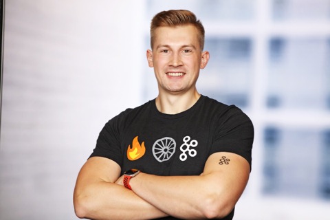 Viktor Gamov smiling, arms crossed, in a bright studio